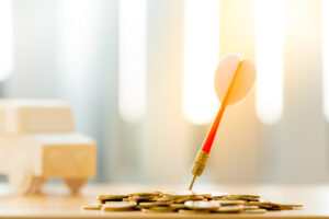 金貨に刺さるダーツピン