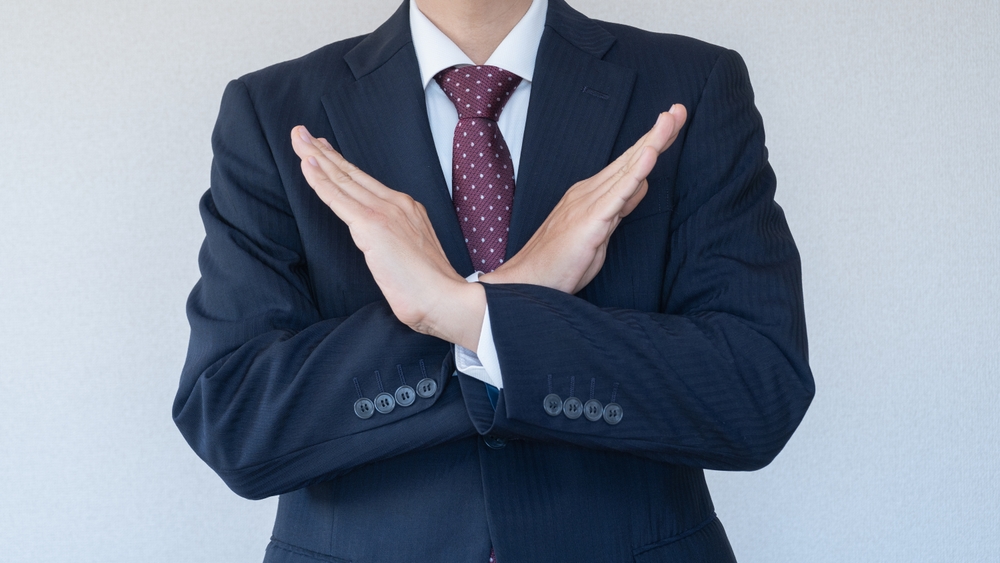 ばつをしている男性