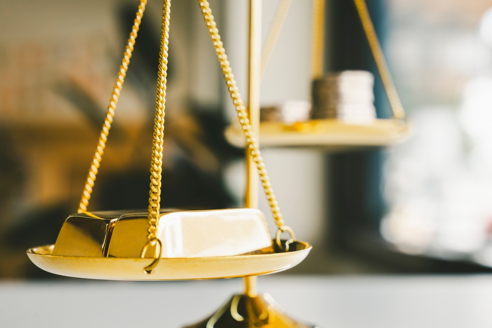 天秤に乗った金