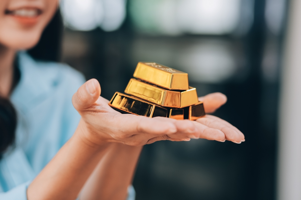 金を手で持っている女性