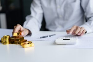 金貨と電卓と男性