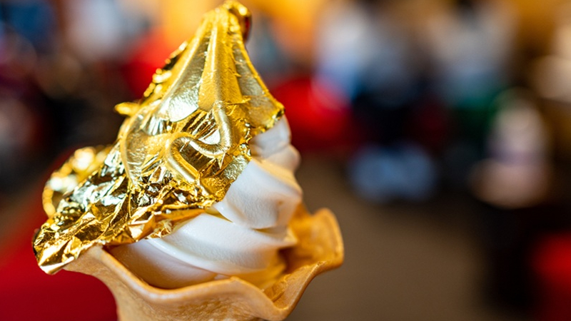 薄さなんと1万分の1ミリ…金沢名物「金箔ソフト」や、奈良時代から「食用金」があった日本の文化から紐解く「金箔」の価値